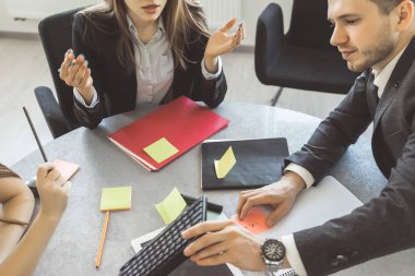 genç ve başarılı bir adam ve iki kızı masada ofiste oturan ve proje mahkum