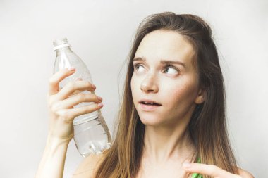 uzun saçlı genç güzel kız bir şişe temiz su elinde tutan