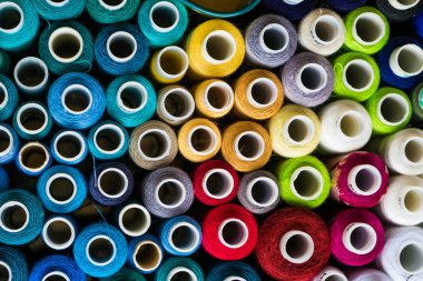 renkli iplik bobinleri, güzel renkler, mavi, mor, kırmızı, sarı, bir kutu içinde konu