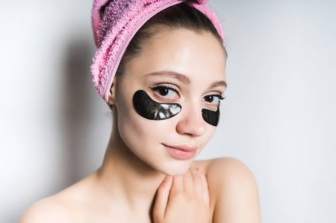 Kameraya bakarak yüzündeki siyah yamalar ile duş sonra sevimli kadın