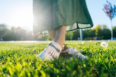 Backgroung yaz metin, çim closeup bacaklarına ilham ve motivasyon için