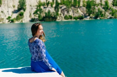 Sahilde rahatlatıcı, oturma dışında tropikal mutlu gülümseyen kadın zevk yaz tatil seyahat, portre kadar mavi su boşaltmak üzerinde kapatın