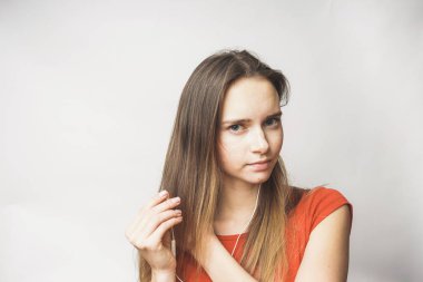 Kadında kulaklık, sevimli uzun saçlı kız kameraya bakıyor