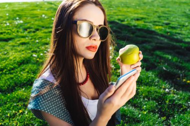 Cep telefonu seyir bir şey güneş gözlüğü ile üzgün üzgün kadın