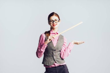 gülümseyen Kız bardaklarda uzun bir cetvel onun elinde tutan ve izole kameraya benziyor