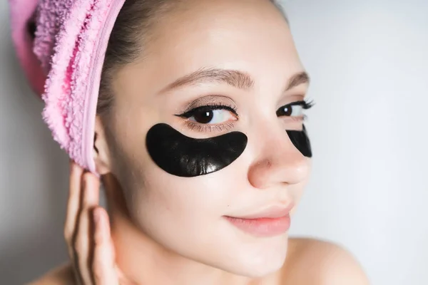 Mädchen nach der Dusche mit einem rosa Handtuch auf dem Kopf und Flecken im Gesicht — Stockfoto