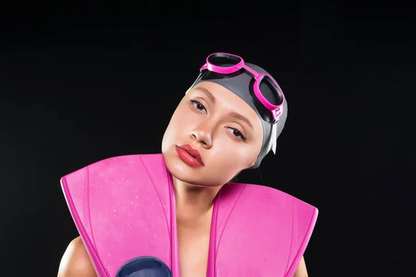 A menina está se preparando para nadar. equipamento de natação. mulher olhando para a câmera — Fotografia de Stock