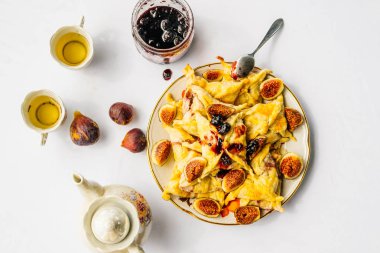 leziz iştah açıcı Kahvaltı, çay bardağı, reçel ve tarihleri