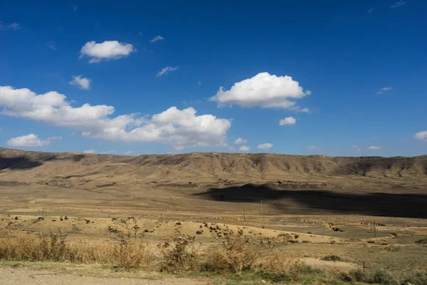 Άγρια φύση, κενότητα, το μπλε με σύννεφα, ξηρασία, μικρούς λόφους — Φωτογραφία Αρχείου