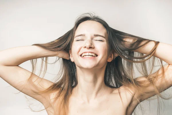 Mulher sem problemas com cabelos, sem beribéri primavera, sorriso, alegria, no branco — Fotografia de Stock