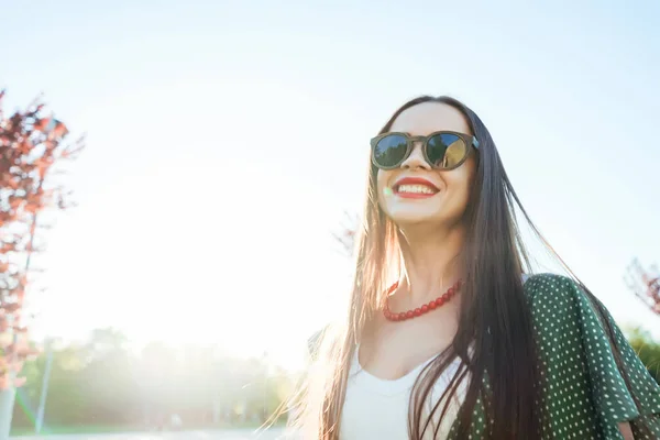 Positieve mode glans lachende meisje geniet van het leven, lachen — Stockfoto