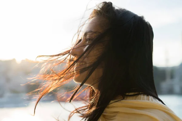 Portret szczęśliwy dziewczyna z splątane włosy, silny wiatr — Zdjęcie stockowe