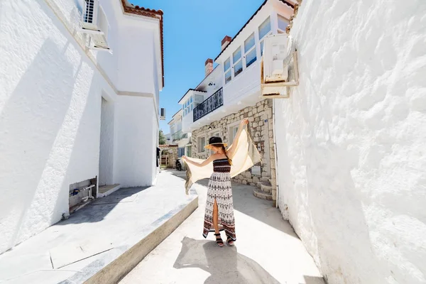 Turista de viajes Happy Woman Santorini, Islas Griegas, Grecia, Europa. Chica en vacaciones de verano visitando famoso destino turístico divirtiéndose sonriendo en Oia . —  Fotos de Stock