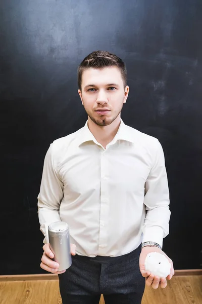 Um jovem bem sucedido cara com uma barba e uma camisa de escritório branco segurando velas — Fotografia de Stock
