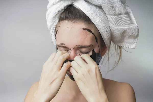 Donna rimuovere maschera nera, buoni risultati. scrub viso, pori esfolianti, pelle pulita — Foto Stock