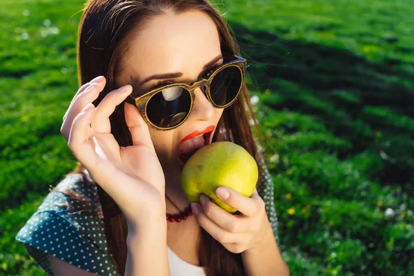 Gözlüklü kadın şüpheci moda. Erkek güneş gözlüğü, diyet ile — Stok fotoğraf