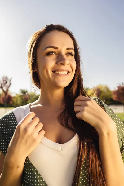 Zblízka portrétní usmívající se šťastná žena v parku — Stock fotografie