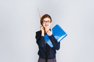 Genç modern kız güzel ofis giyim ve gözlük bir klasör belgeler ve bir işaretçi ile onun elinde tutan ve gülümseyen