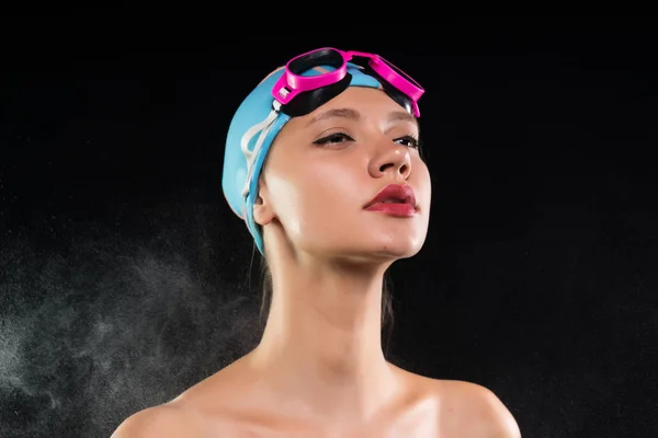 Une jeune fille sportive en bonnet et lunettes de bain attend avec confiance avec impatience — Photo