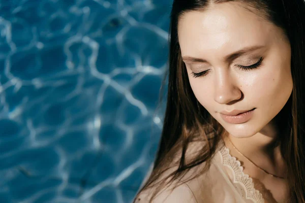 Bellezza cura del viso woman.Pool acqua calda estiva, vacanze sfondo — Foto Stock