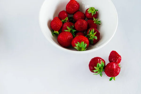 Friss nyers egészséges diéta eper gyümölcs-lemez, elszigetelt fehér, fent, flatlay zár-megjelöl kilátás, copyspace szöveg, keret — Stock Fotó