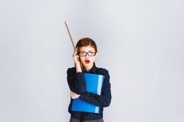 Gözlüklü genç yakışıklı modern kız yorgun ve perişan görünüyor, bir cetvel ve bir klasör belgeler ile tutar