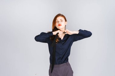 Kırmızı dudaklar ve onun siyah Püskül kapalı alır ile genç bir kızıl saçlı kız