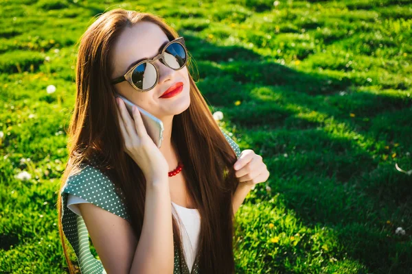 Felice salute denti donna sorriso in occhiali da sole, tiene il telefono — Foto Stock