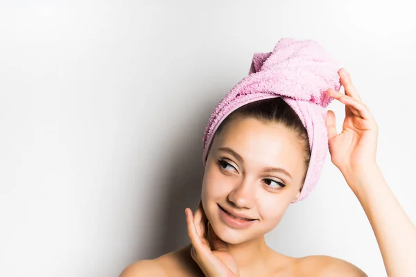 Das Mädchen nach der Dusche schaut kokett weg, isoliert — Stockfoto