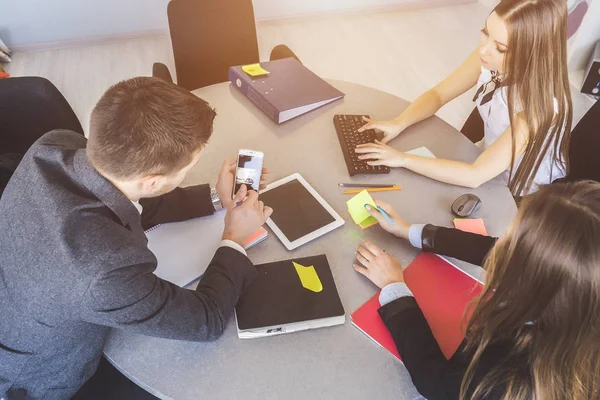 ofiste oturan ve tartışmaya genç insanların çalışma