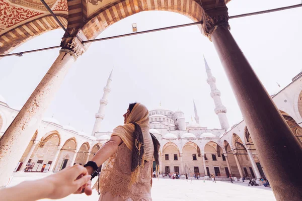 Mujer joven viajera en pañuelo de cabeza de pie sobre fondo azul de la mezquita. Viajar durante las vacaciones de verano turismo — Foto de Stock