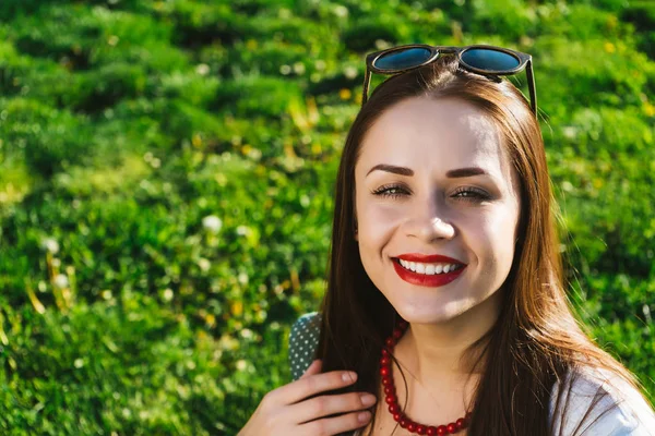 Mujer sonriente en gafas de sol, hermosa chica con lápiz labial rojo — Foto de Stock
