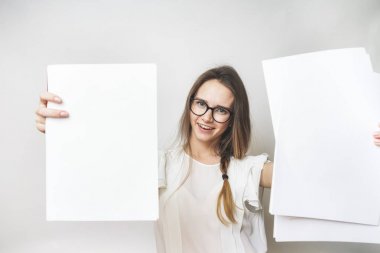 Gülümseyen kadın kağıtları a4 gösterir. gözlük ile güzel kız