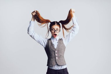 deli Kız bardaklarda tutar onu kuyrukları, izole üzerinde beyaz arka plan