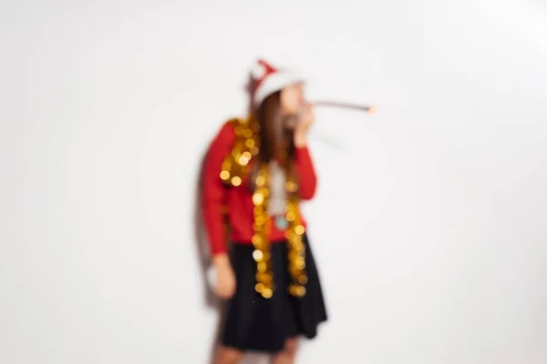 El humor de Año Nuevo, el jersey rojo, Papá Noel, la Navidad, el árbol de Año Nuevo, las fiestas mágicas invernales — Foto de Stock