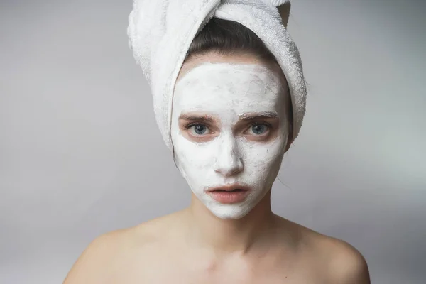 Asszony fehér kozmetikai mack az arcon, bozót, hidratáló — Stock Fotó