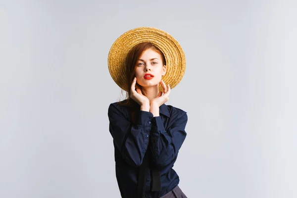Chica romántica en camisa negra y sombrero lindo mira a la cámara, aislado — Foto de Stock