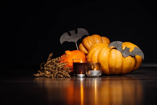 Halloween pumpa huvud, Höstlöv, fruktansvärda hatt på svart bakgrund, Halloweenfest — Stockfoto