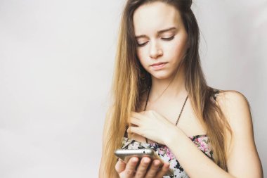 hareket eden telefon ile seyir bir şey, metin genç kadın düşünme