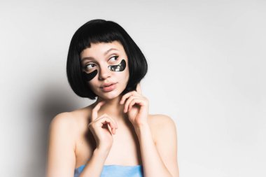 Brokar yüzünde izole tarafına bakarak ile kısa siyah saçlı gizemli kız