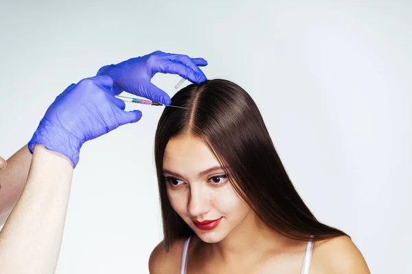 Jovem menina bonita fazer injeções médicas na cabeça para o crescimento do cabelo — Fotografia de Stock