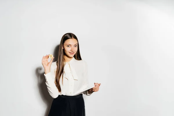 Jovem menina moderna bem sucedida segurando um bitcoin de ouro e um tablet em sua mão — Fotografia de Stock
