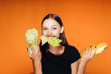güzel bir genç kız kilo vermek istiyor, yararlı Pekin lahana yiyor, onun el zararlı kalori beyaz ekmek tutan