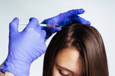 güzel bir genç kız büyümeye ve saç güçlendirmek içimizi enjekte edilir