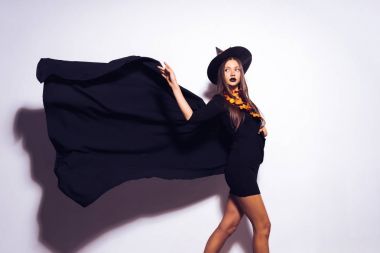 Cadılar Bayramı, cadı, çırpınan onun siyah pelerin giymiş genç seksi Gotik kız kutluyor