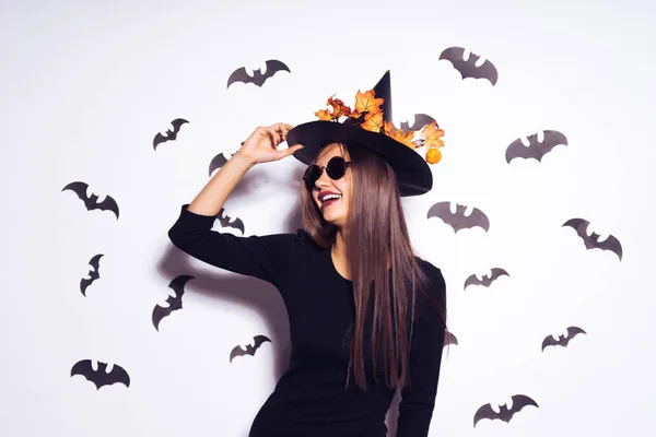 Sexy gothic meisje vieren halloween, gekleed in een heks, het dragen van een zonnebril, lachen — Stockfoto