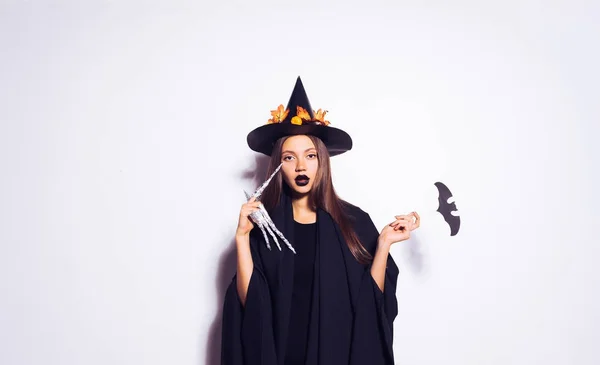 젊은 섹시 한 고딕 소녀 할로윈, 마녀 옷을 입고 기념, 박쥐 그림을 보유 하 고 — 스톡 사진