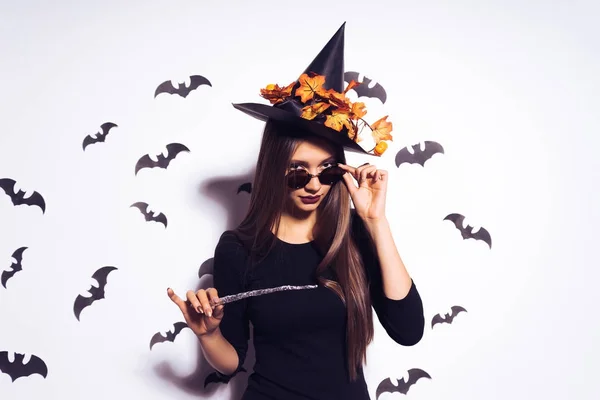 若いセクシーなゴシック少女魔女服を着て、ハロウィーンを祝う、彼女の手で魔法の杖を保持しています。 — ストック写真
