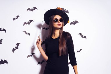 genç seksi Gotik kız Cadılar Bayramı, cadı içinde giyinmiş kutluyor, onun elinde bir sihirli değnek tutan