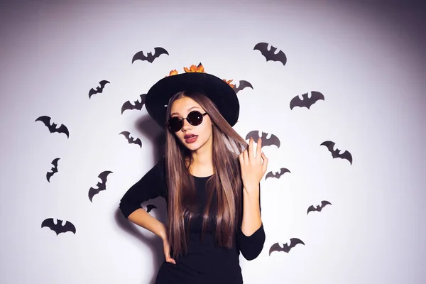 Jeune sexy gay goth fille célèbre halloween, habillé dans une sorcière, dans un grand chapeau noir, lunettes de soleil — Photo